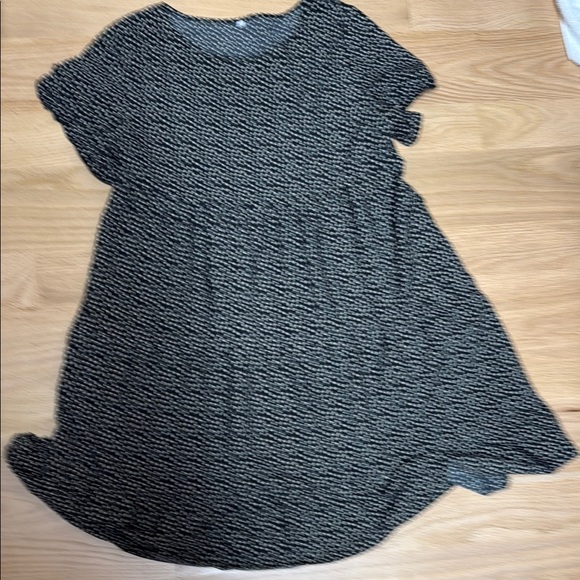 Dresses & Skirts - Tiered sundress with adorable black and mini white flowers